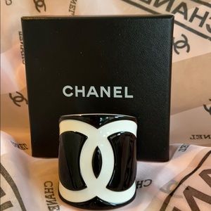 CHANEL Vintage Resin CC Logo Cuff Blk/White